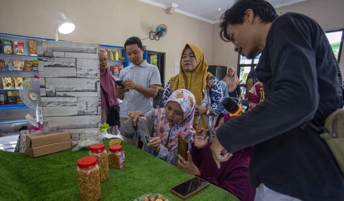 Sejumlah peserta mempraktikkan cara memotret produk menggunakan gawai saat pelatihan fotografi produk UMKM di Desa Kenanga, Indramayu.