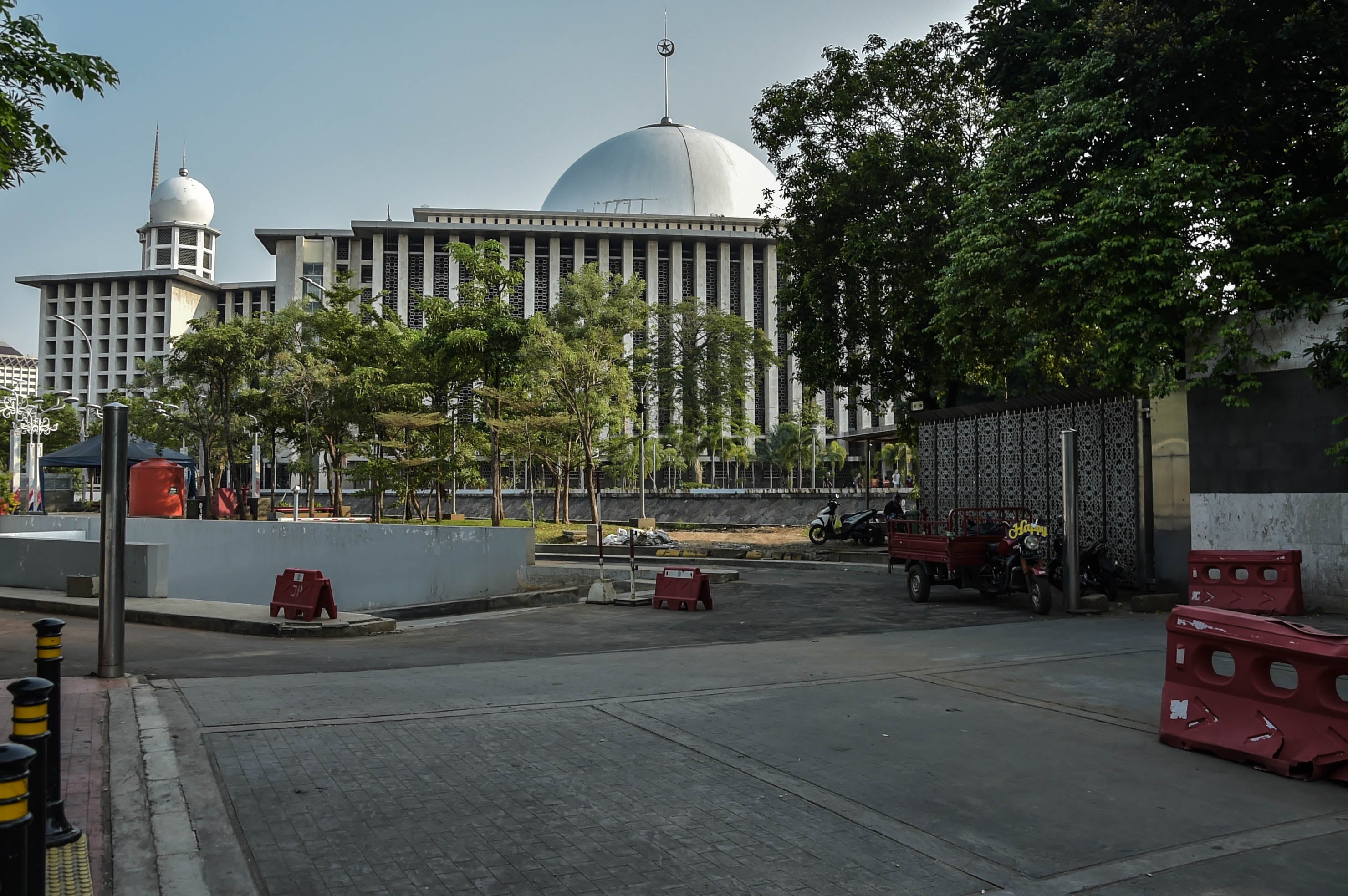 Suasana pintu depan Masjid Istiqlal, Jakarta 