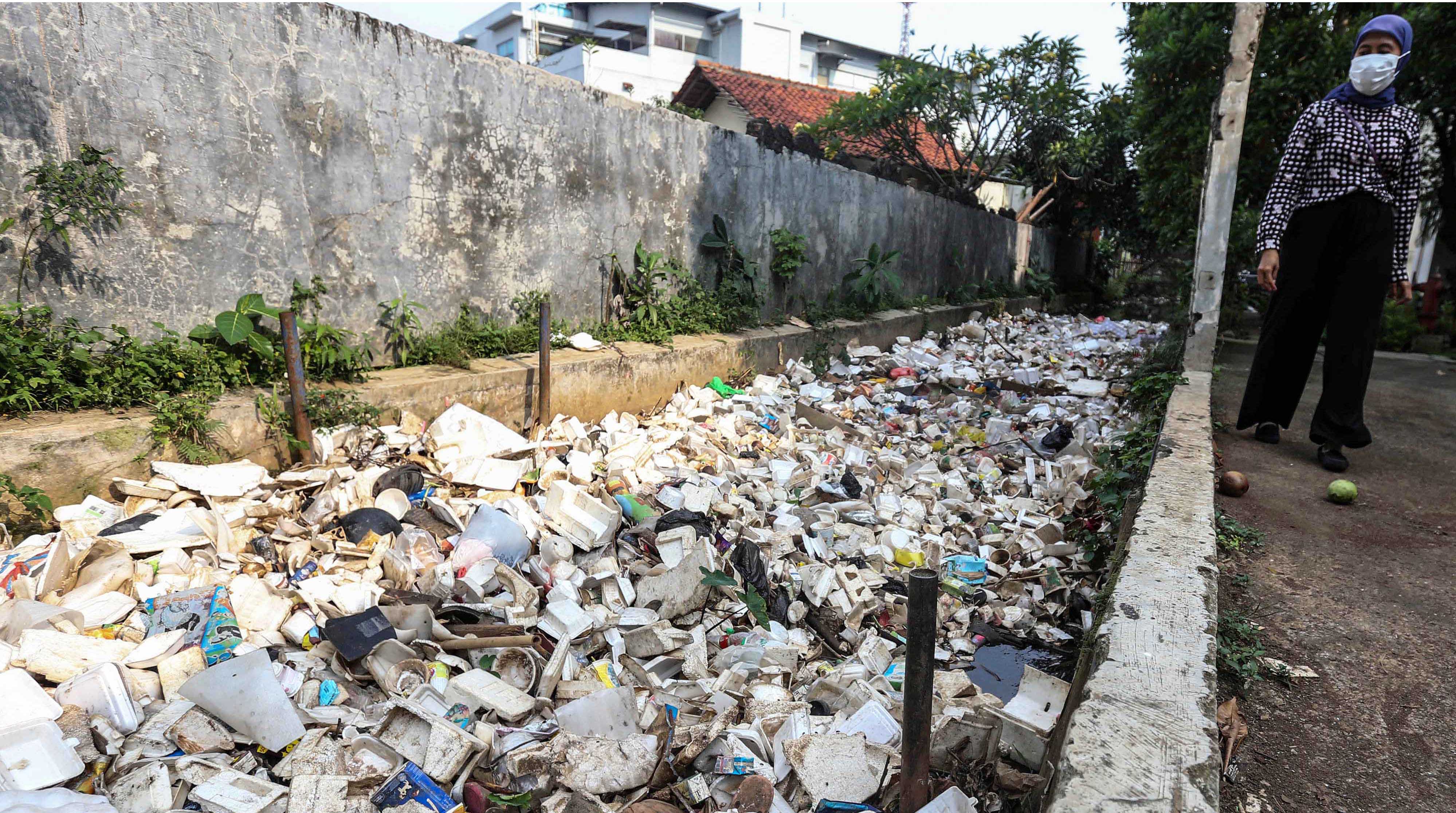 Sepuluh Ton Sampah Diangkut Dari Jalan Margonda Depok 