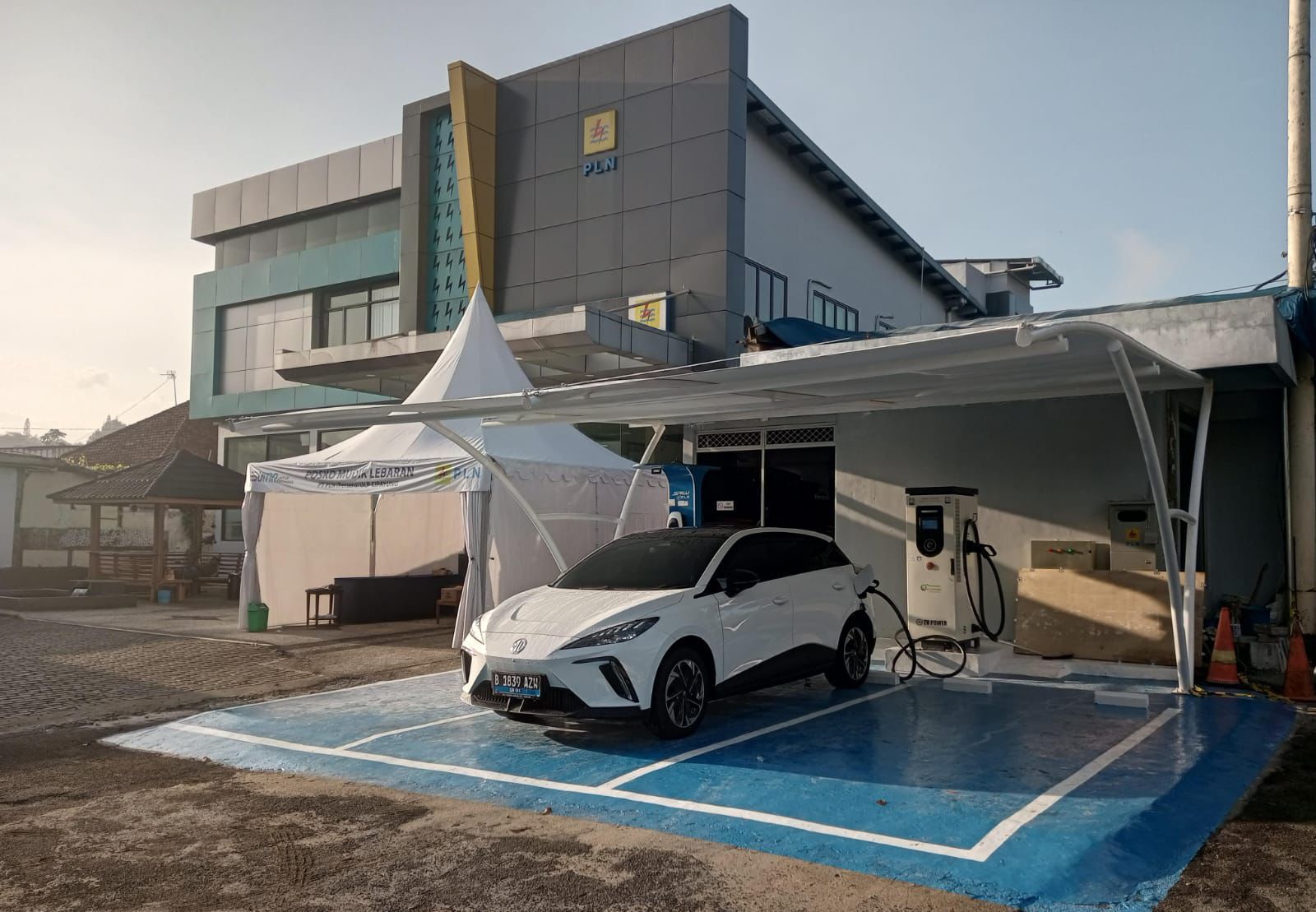 Sebuah mobil listrik tengah mengisi daya baterai di SPKLU yang disediakan PLN Jawa Barat