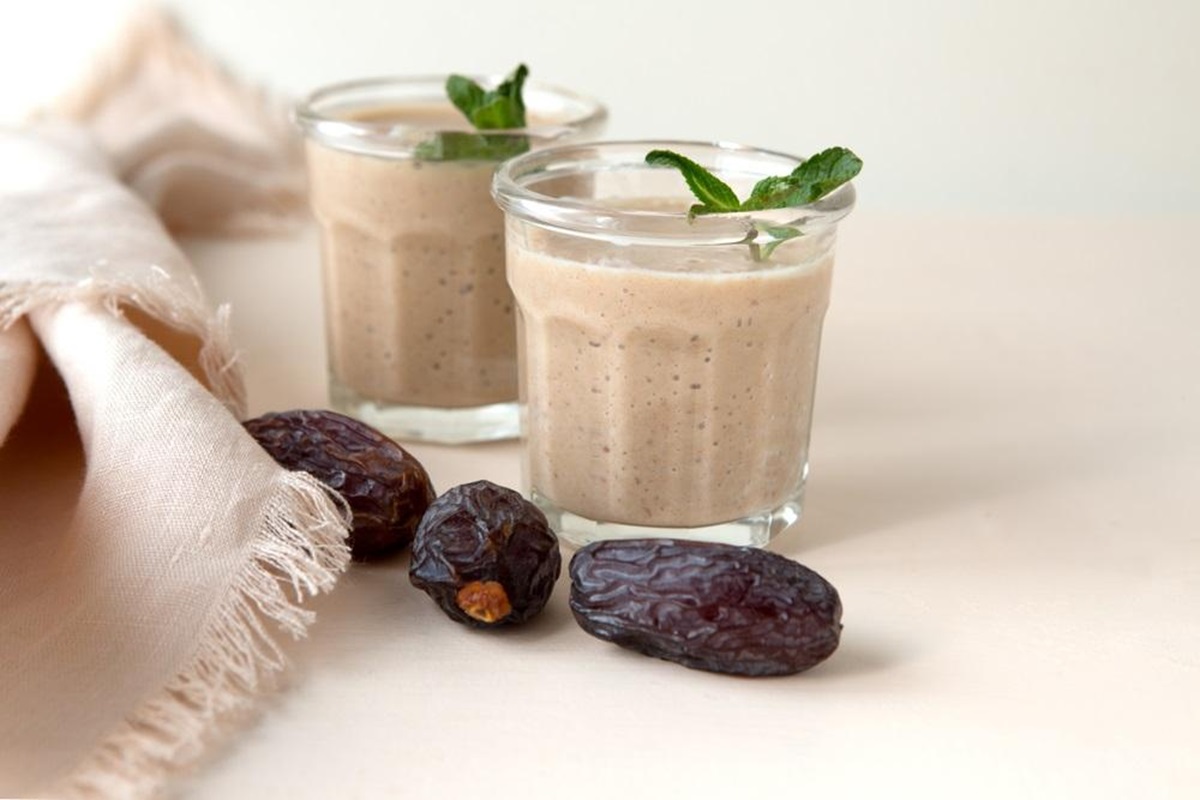 Kombinasi susu dan kurma tidak hanya lezat, juga memberikan sejumlah manfaat kesehatan yang signifikan. Ini manfaat minum susu kurma. 