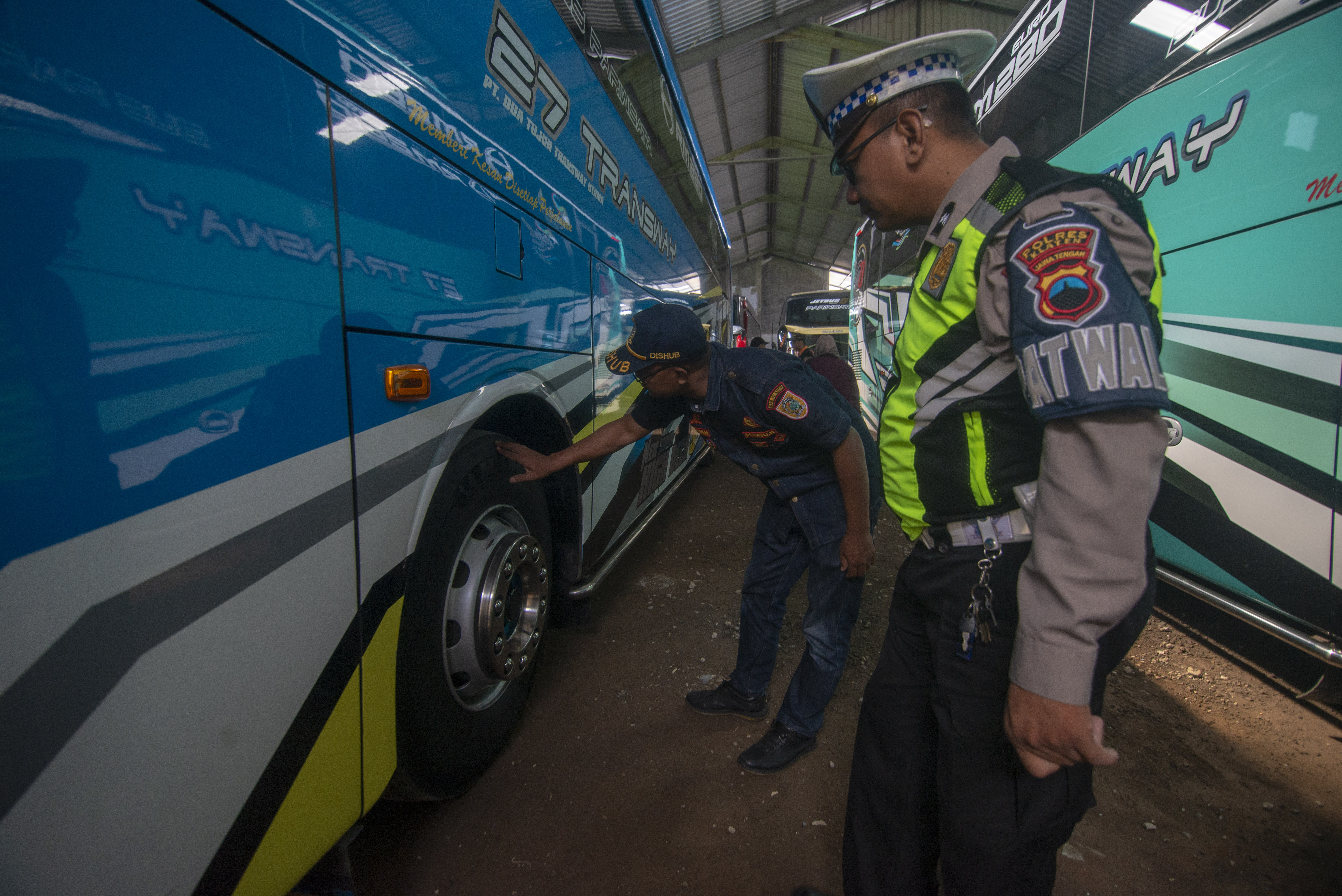 Tim gabungan mengecek ban bus saat sidak kelayakan bus pariwisata di Klaten, Jawa Tengah, Kamis (30/5/2024).