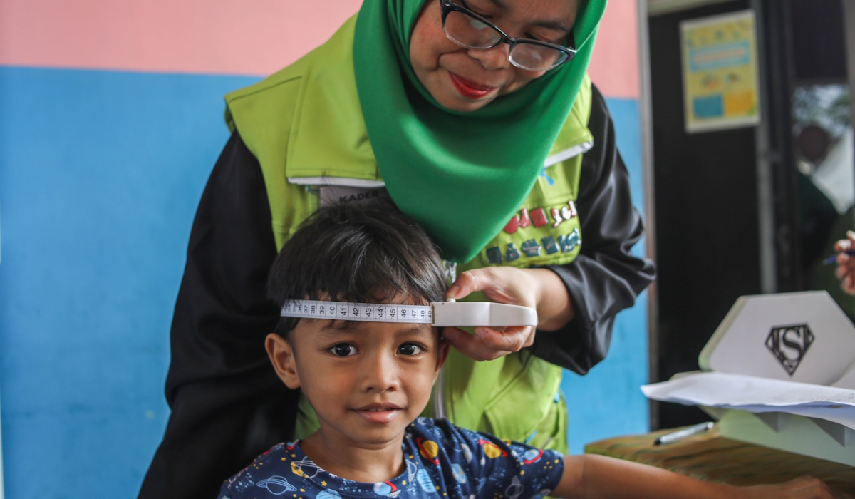 Para orang tua menimbangkan balitanya di Pos Pelayanan Terpadu (Posyandu) terintegrasi di RPTRA Taman Sawo, Jakarta 