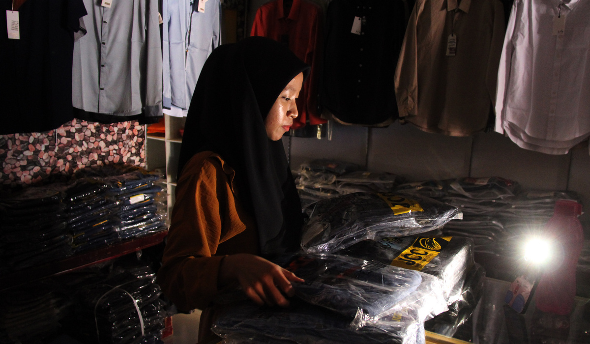 Pedagang beraktivitas di tengah pemadaman listrik PLN.