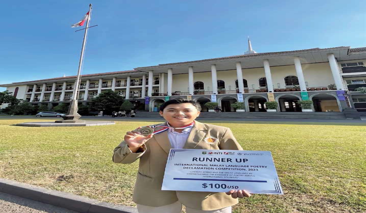 Deni saat meraih runner up International Malay Language Poetry Declamation Competition, 2023.