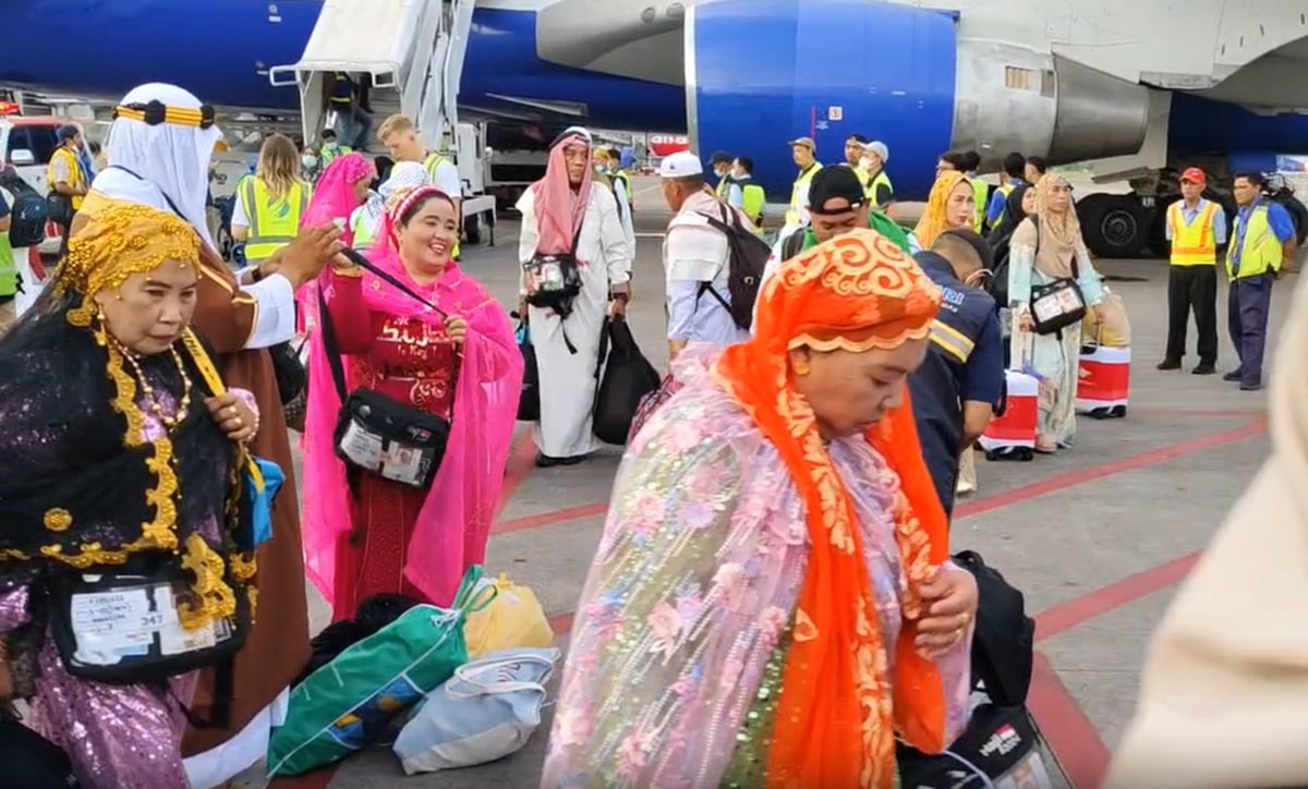Sebagian besar jemaah haji asal Makassar yang tiba di Tanah Air tampak mengenakan pakaian khas Bugis, Makassar, atau pakaian Arab Saudi yang