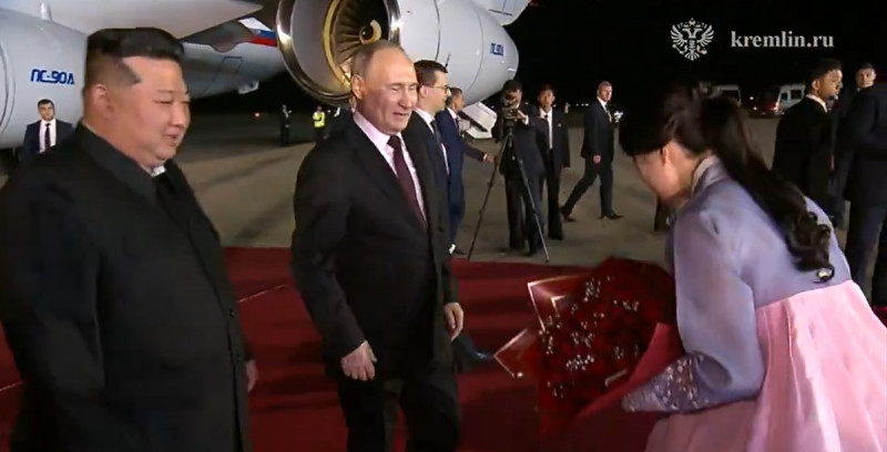 Presiden Rusia Vladimir Putin tiba di Korea Utara untuk kunjungan langka yang menandakan penguatan hubungan antara kedua negara. 