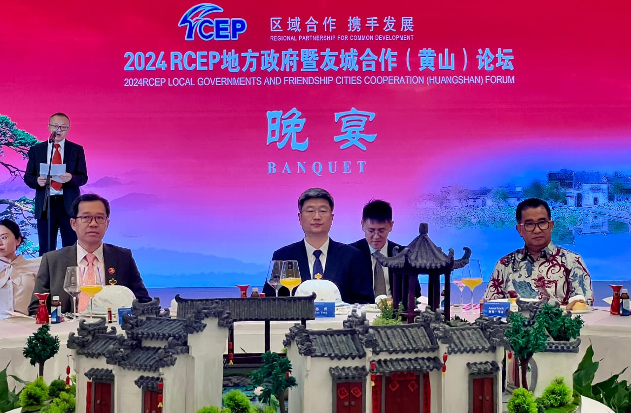 Pj Gubernur Kalimantan Timur Akmal Malik (kanan) menghadiri undangan jamuan malam yang dilakukan Pemerintah Provinsi Anhui, Tiongkok