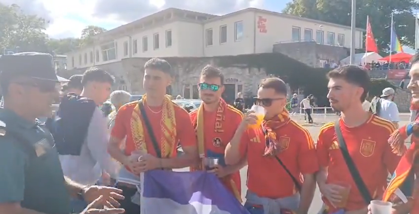 Polisi mengimbau ke suporter timnas Spanyol di sekitar Stadion Olimpiade Berlin, Jerman. 