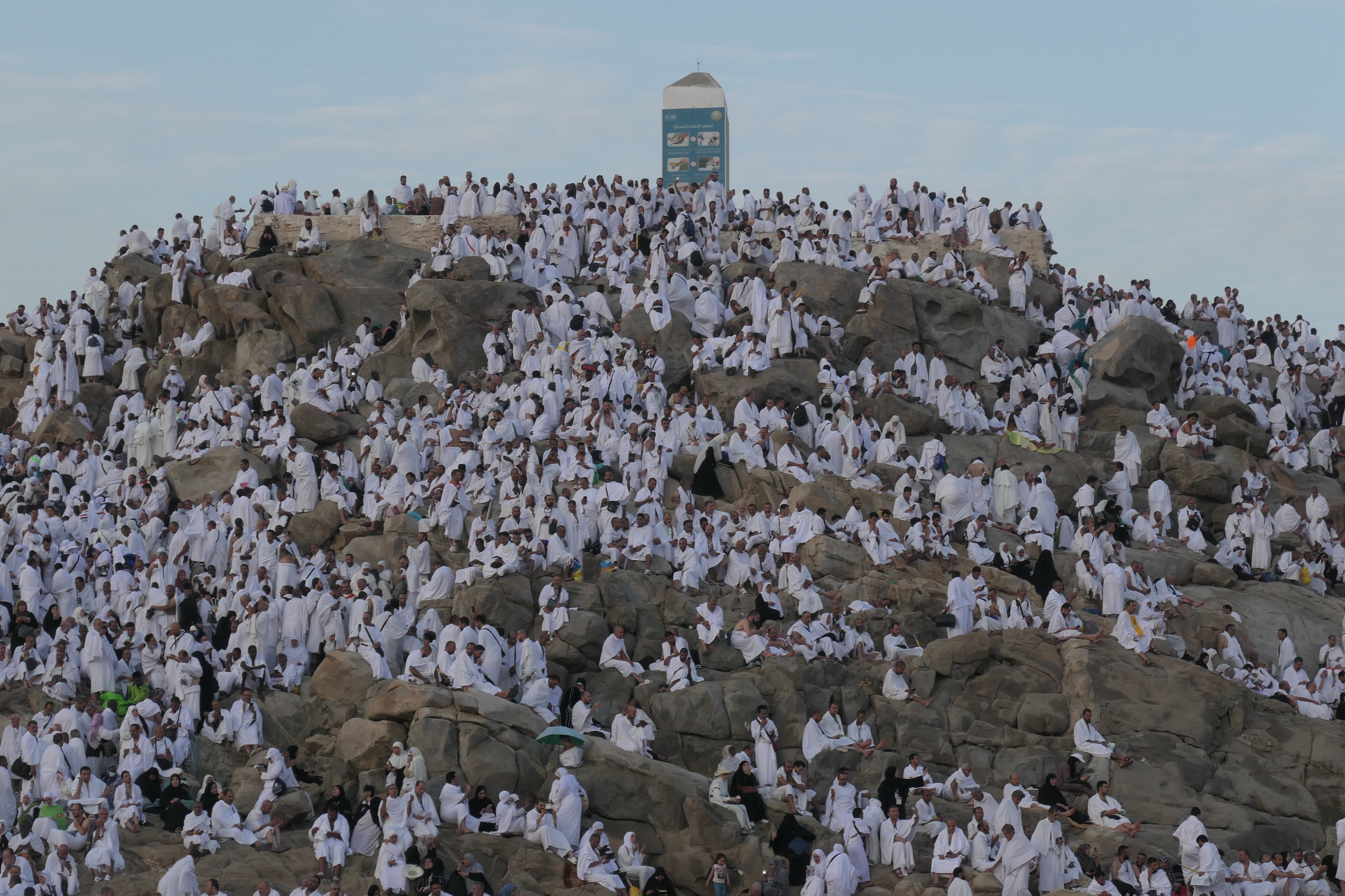 Umat Islam dari berbagai negara melaksanakan wukuf di Jabal Rahmah, Arafah, Arab Saudi, Selasa (27/6/2023)