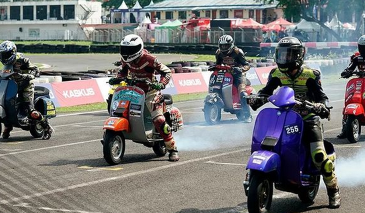 Kegiatan balap vespa scooter prix.