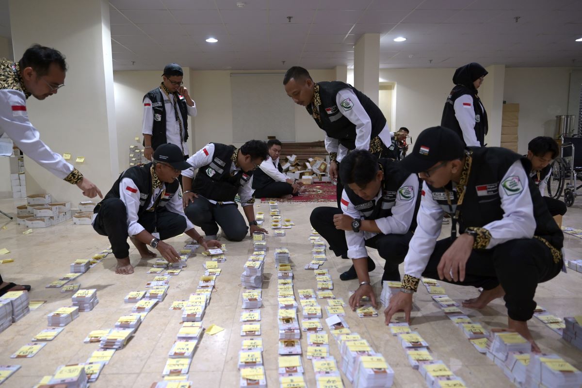 PPIH bagian Media Center Haji membantu mengelompokkan kartu pintar atau smart card jamaah calon haji Indonesia di Mekah.