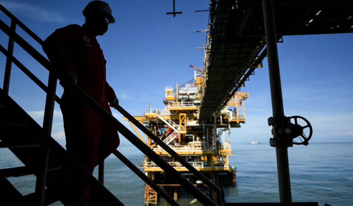 Pekerja Pertamina Hulu Mahakam menuruni tangga di anjungan lepas pantai lapangan Bekapai, Kalimantan Timur, Rabu (27/3/2024).