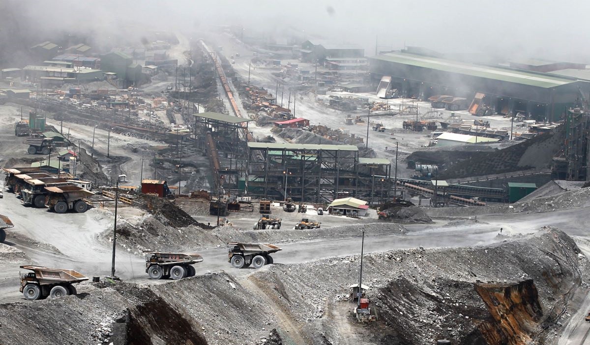 Sejumlah haul truck dioperasikan di area tambang terbuka PT Freeport Indonesia di Timika, Papua, Sabtu (19/9).