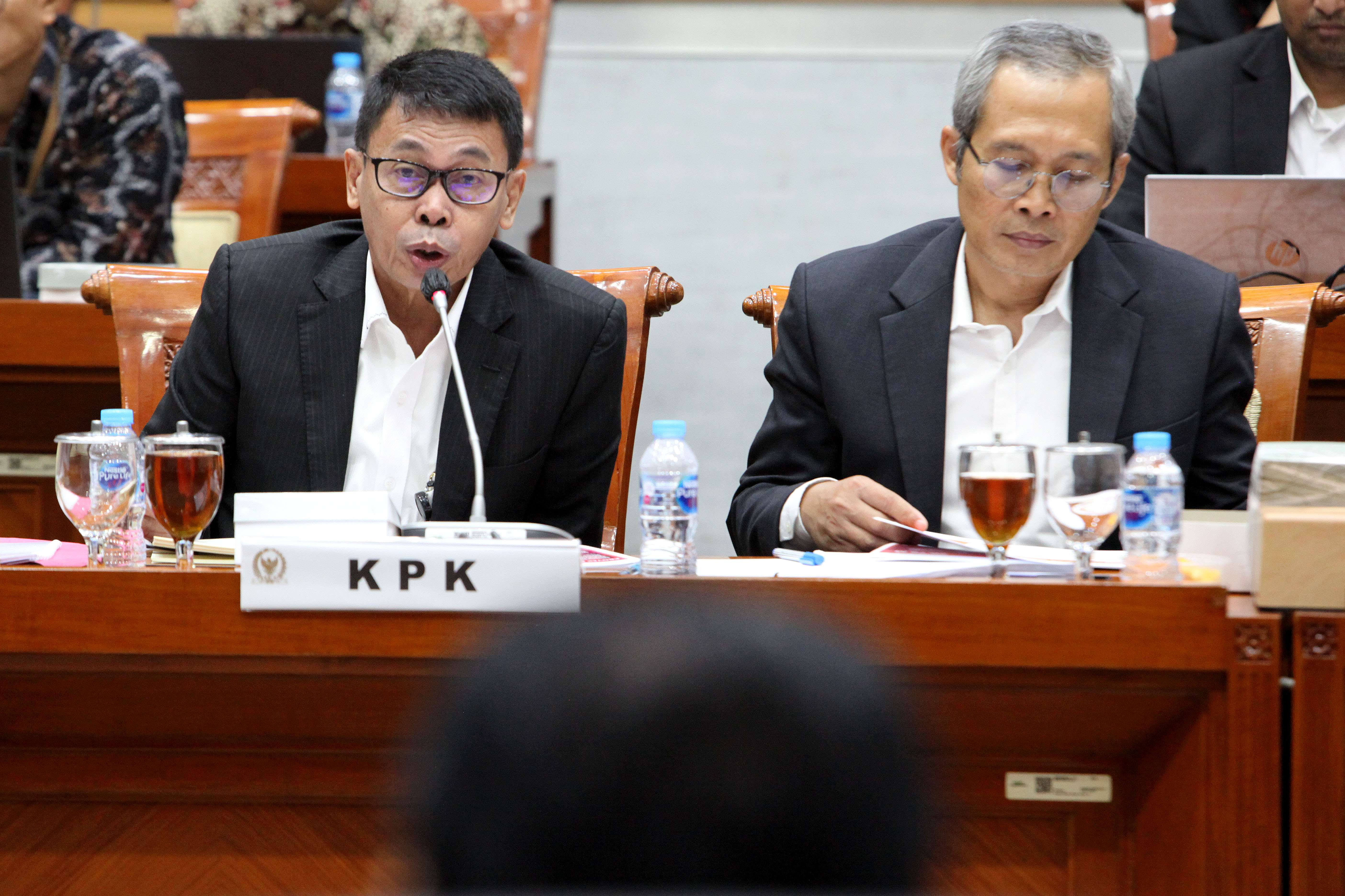 Ketua Sementara KPK Nawawi Pomolango (kiri) didampingi Wakil Ketua Alexander Marwata mengikuti rapat kerja dengan Komisi III DPR RI.