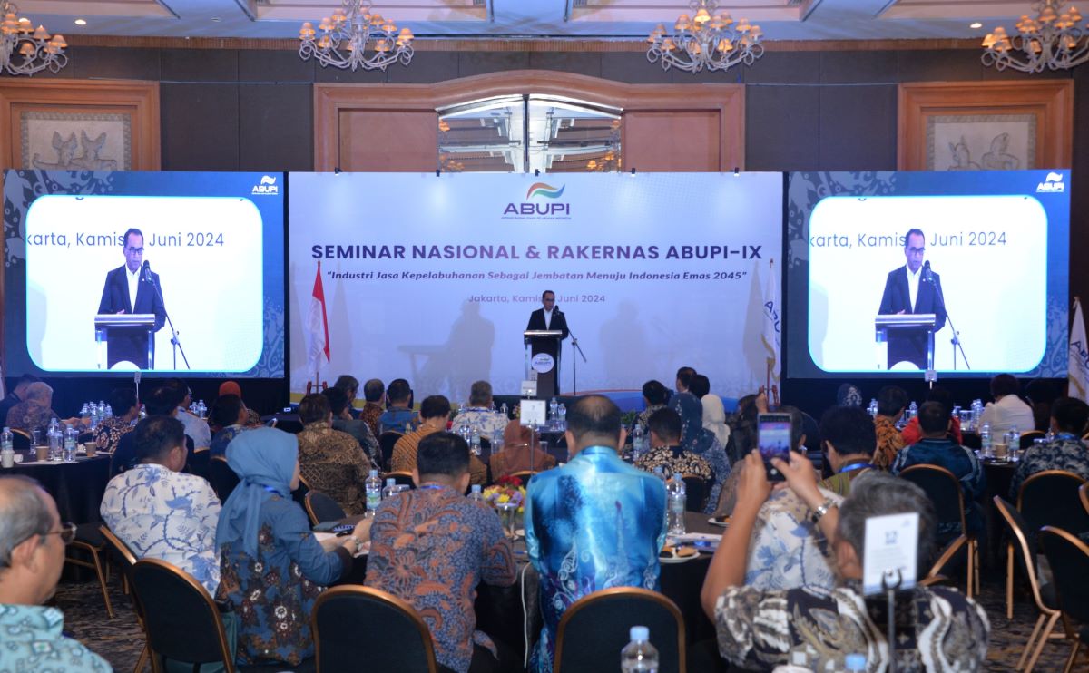 Menteri Perhubungan Budi Karya Sumadi membuka Seminar dan Rapat Kerja Nasional APUBI.