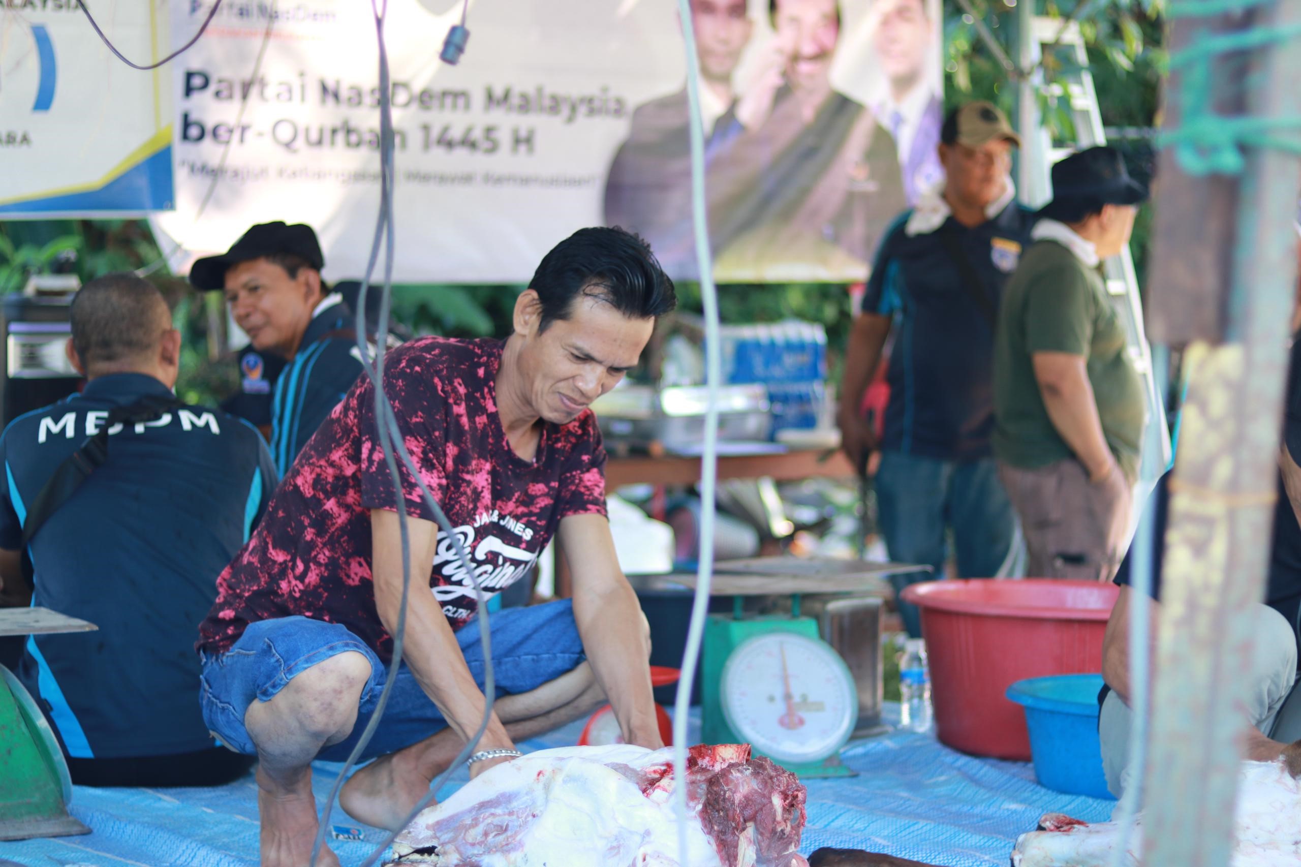 Surya Paloh dan Prananda Salurkan Hewan Kurban untuk PMI di Malaysia