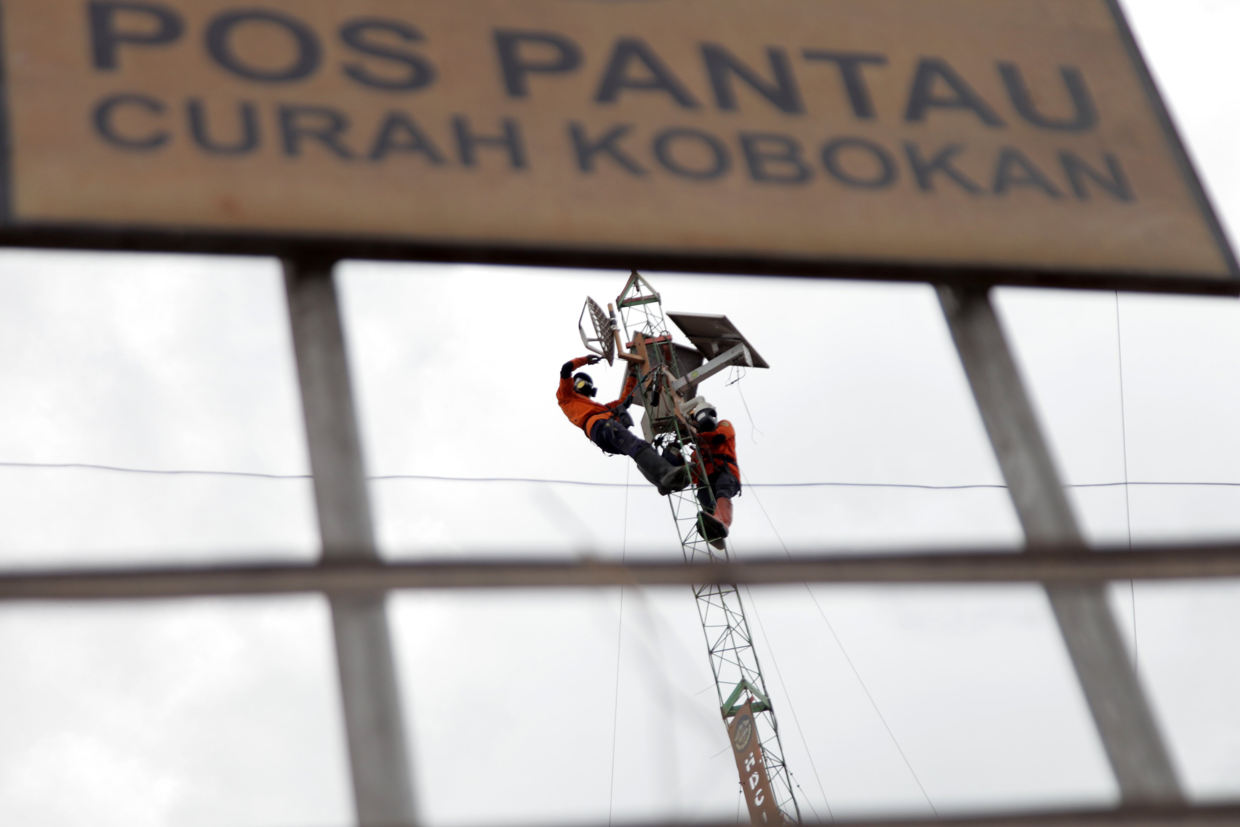 Petugas dari SAR Surabaya memperbaiki CCTV di pos pantau Gunung Semeru Curah Kobokan, Candipuro, Lumajang, Jawa Timur. 