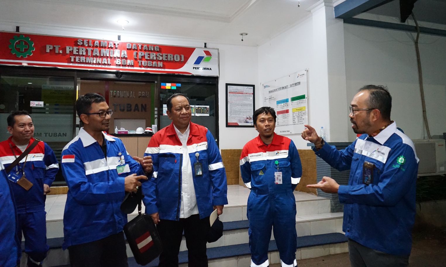 Dirut Pertamina Patra Niaga, Riva Siahaan, memberi arahan di Terminal BBM Tuban, Jawa Timur, Senin (10/6).