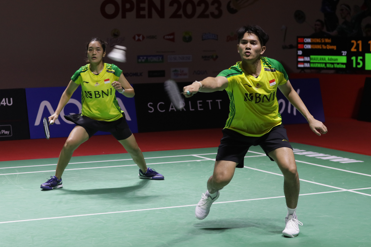 Pebulutangkis ganda campuran Indonesia Adnan Maulana/Nita Violina Marwah berusaha mengembalikan kok ke arah pasangan ganda campuran Tiongkok