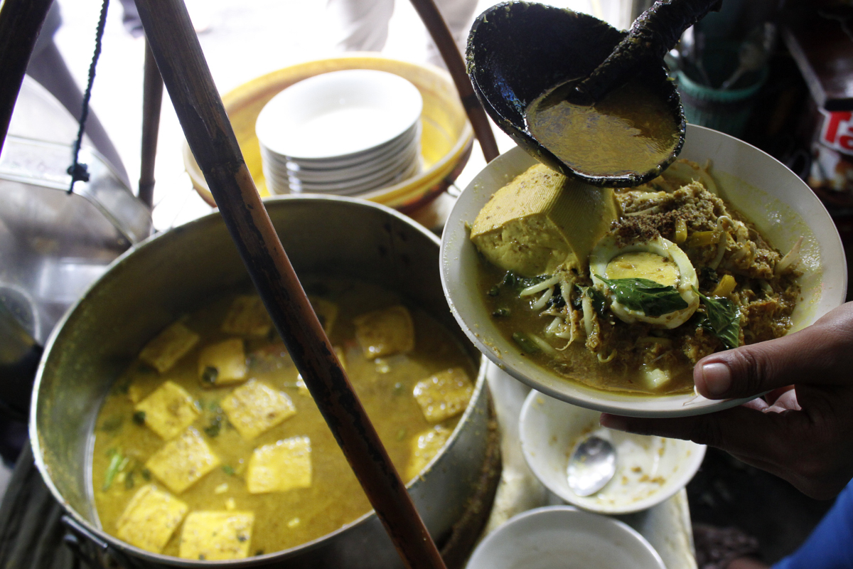 Laksa Mang Wahyu salah satu kuliner yang menjadi favorit dan sudah puluhan tahun berjualan di Jalan Surya Kencana, Bogor