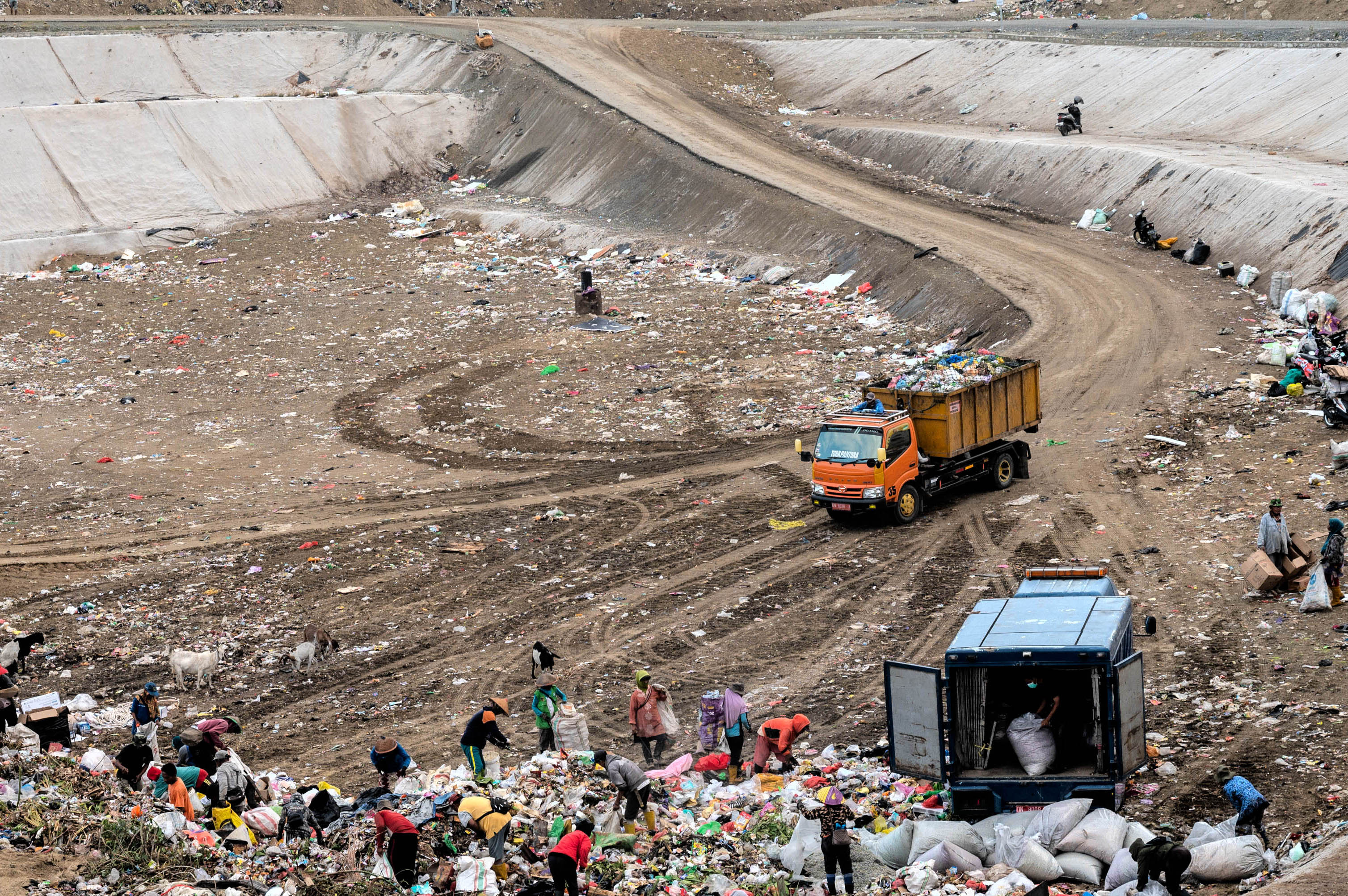 Pemulung mencari barang bekas di tumpukan sampah di Tempat Pembuangan Sampah AKhir (TPA) Kawatuna, Palu, Sulawesi Tengah, Jumat (3/11/2023).