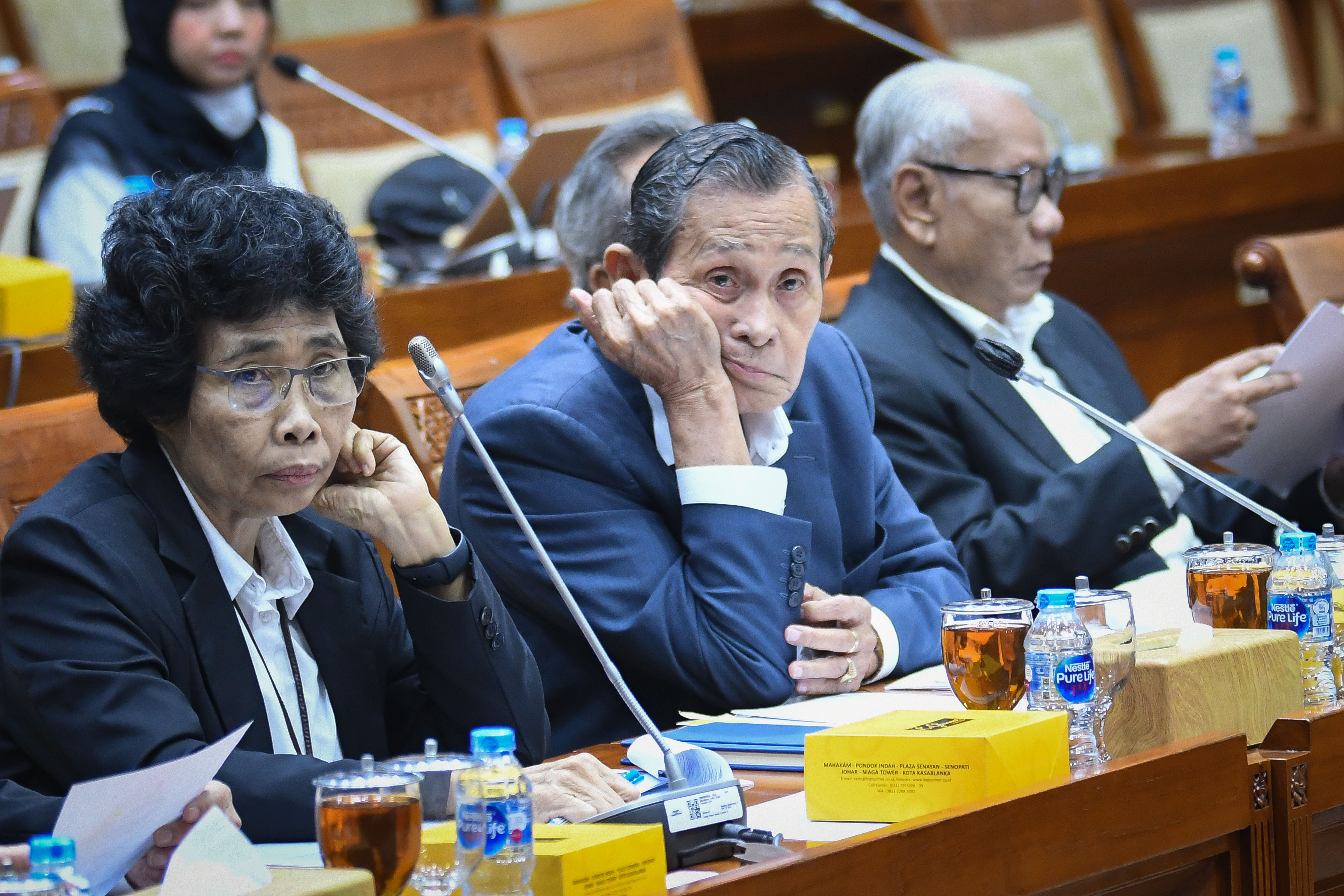 Ketua Dewan Pengawas KPK Tumpak Hatorangan Panggabean (tengah)