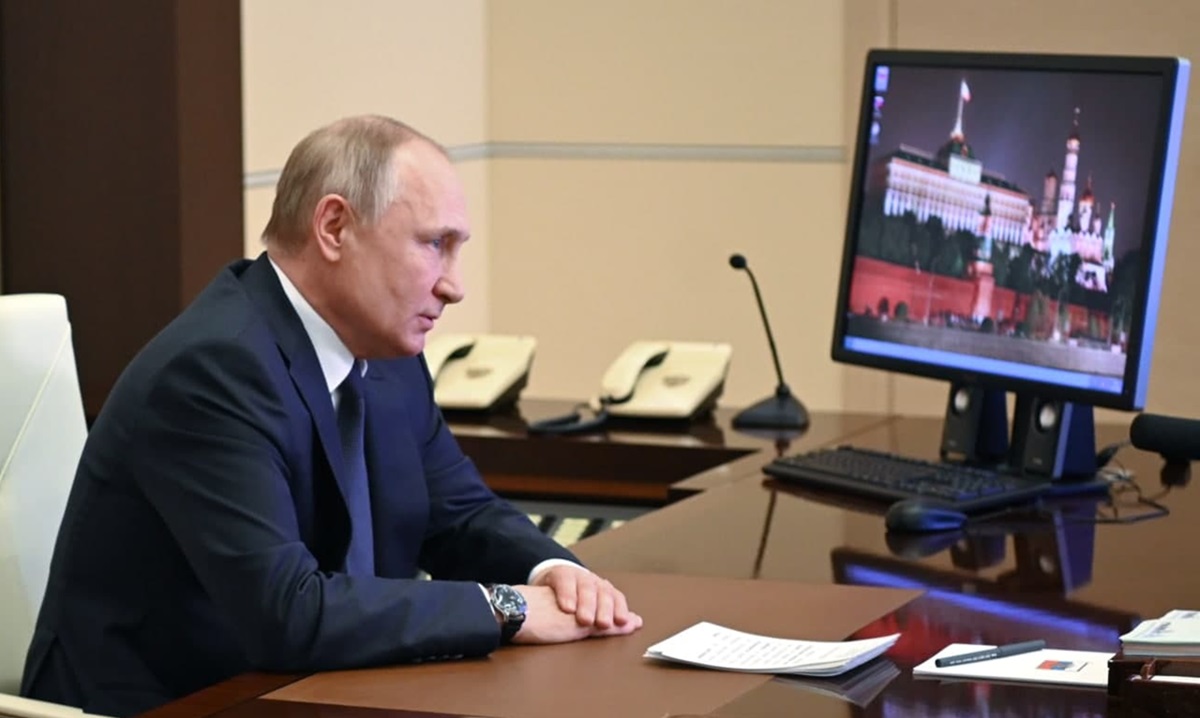 Presiden Rusia, Vladimir Putin, memperingatkan Moskow berpotensi memberi senjata kepada negara-negara yang berniat menyerang target-barat. 