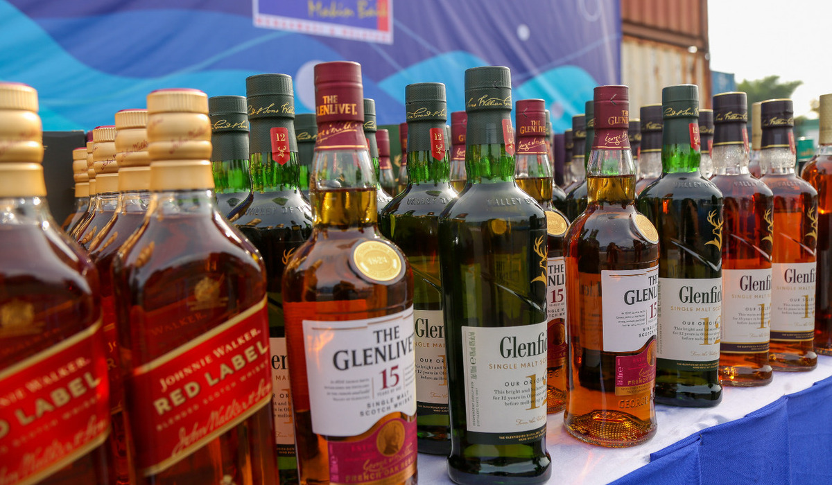 Botol-botol miras ilegal yang disita Bea Cukai Batam.