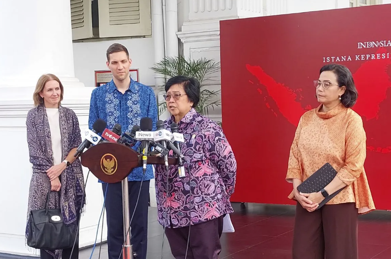 Menteri Keuangan Sri Mulyani (kanan) bersama Menteri KLHK Siti Nurbaya dan Menteri Iklim dan Lingkungan Norwegia Andreas Bjelland Eriksen