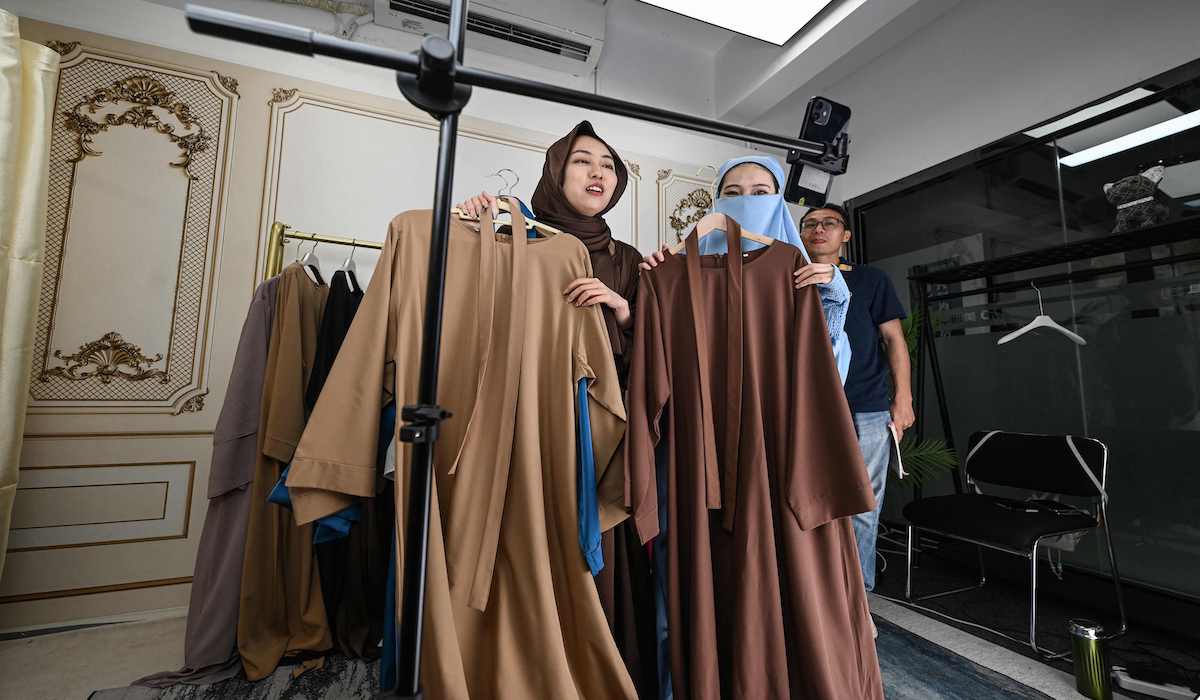 Live streaming jualan baju di Shopee Live