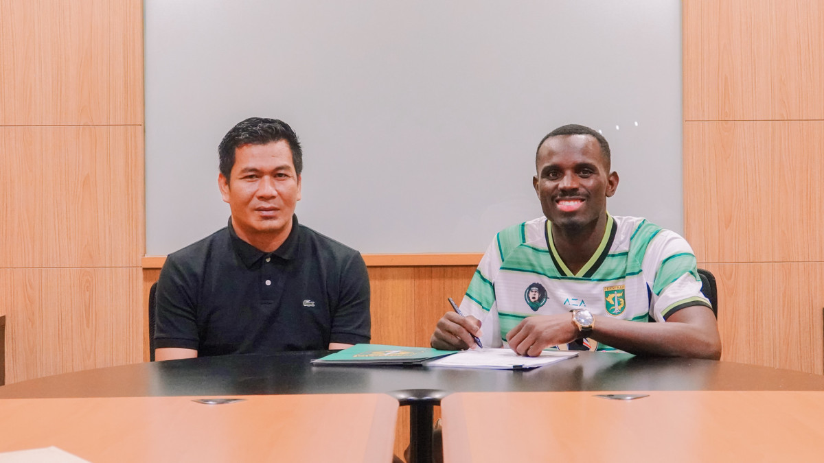 Penyerang anyar Persebaya Flavio Silva saat mendatangani kontrak baru bersama sang agen.