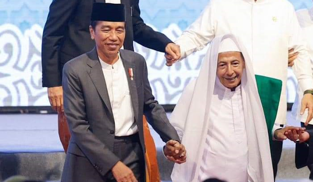 Presiden Jokowi didampingi Anggota Dewan Pertimbangan Habib Luthfi bin Yahya dalam pembukaan Muktamar Sufi Internasional 