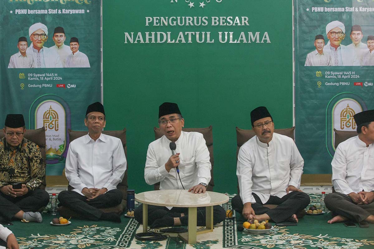 Ketua Umum Pengurus Besar Nahdlatul Ulama (PBNU), Yahya Cholil Staquf (tengah).