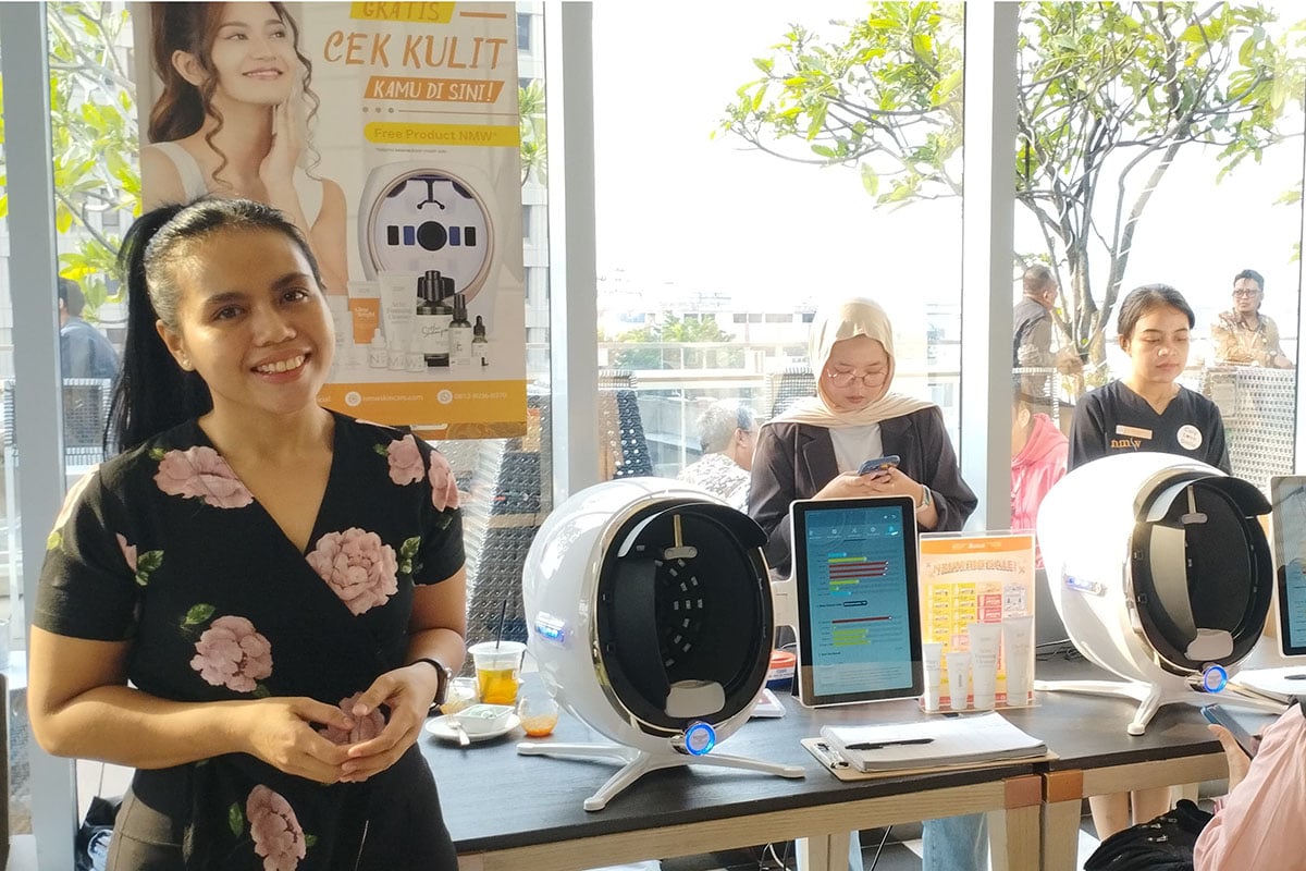 Ahli estetika NMW Aesthetic dr Nandia Amanda (kiri).