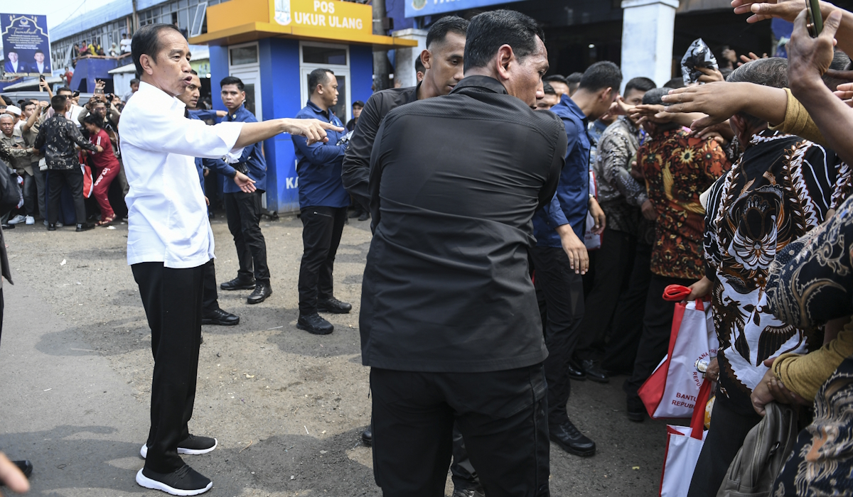 Presiden Joko Widodo menyapa warga saat berkunjung ke Pasar Baru Karawang 