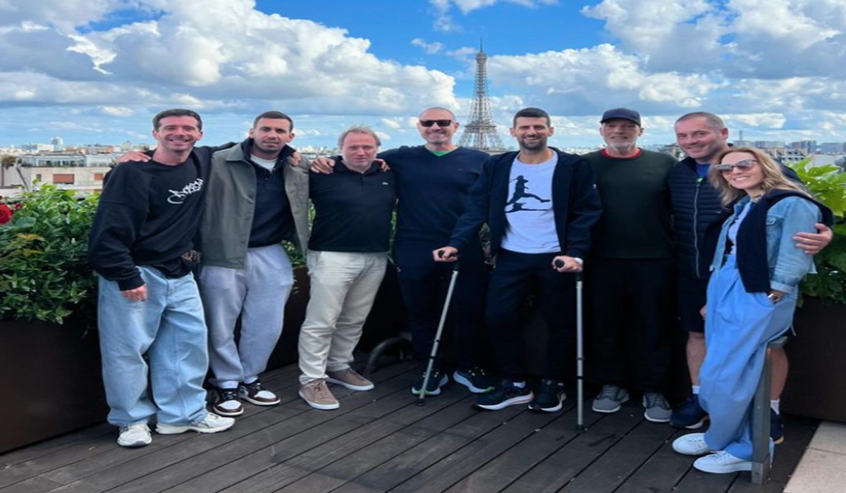 Petenis Serbia Novak Djokovic (keempat dari kanan) mengenakan tongkat usai menjalani operasi lutut.