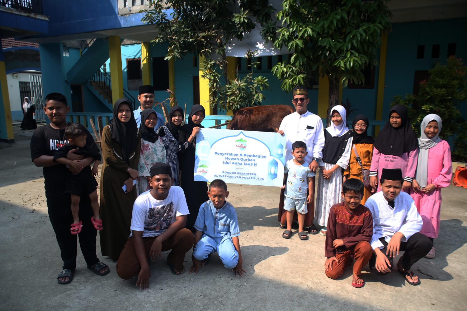 Perusahaan menyalurkan hewan kurban, berupa satu ekor sapi limosin dengan bobot satu ton, ke Pesantren Al Wathoniyah, Jakarta Timur.