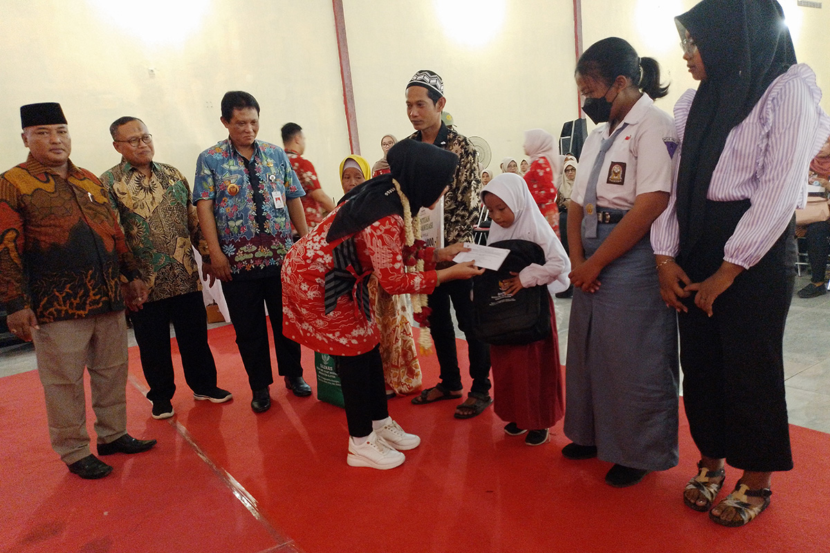 Bupati Sri Mulyani menyerahkan bantuan pendidikan kepada pelajar saat sambang warga di Desa Ketandan, Klaten Utara.