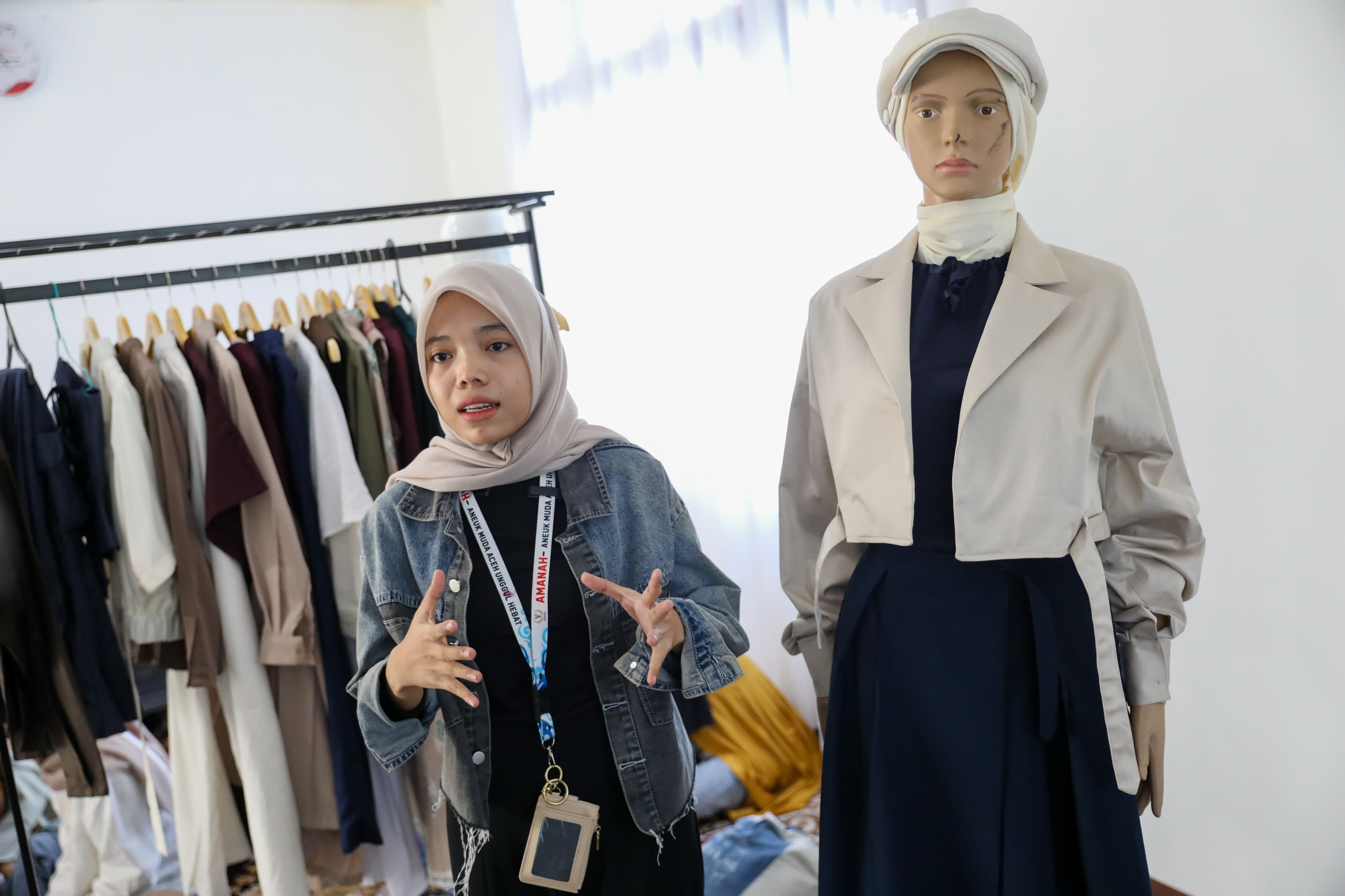 Para peserta program AMANAH Fashion Designer mempresentasikan salah satu dari sembilan desain yang telah mereka persiapkan sebelumnya