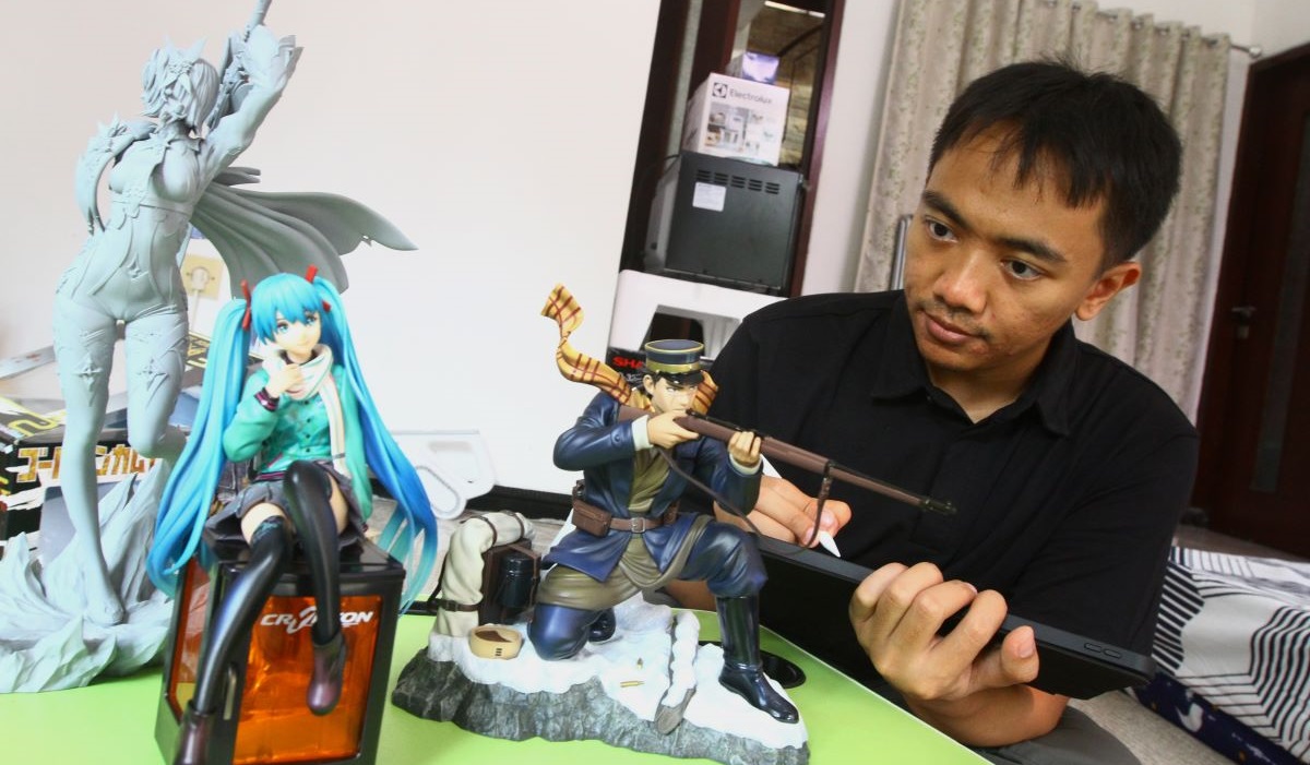 Seniman digital tiga dimensi Wandah Kurniawan Prasetiyo mengambar tokoh karakter film anime di studio miliknya di Dinoyo, Malang, Jatim.