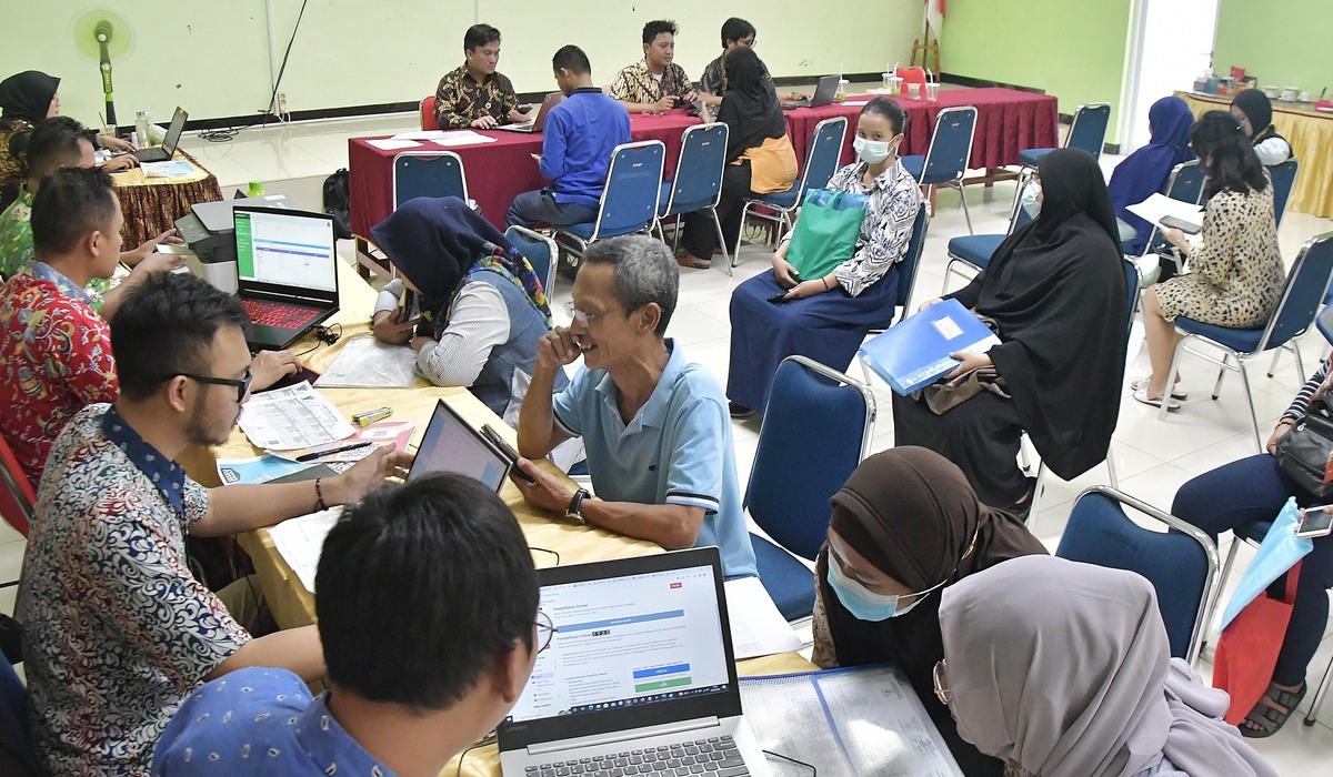 Pendaftaran Penerimaan Peserta Didik Baru (PPDB) di Posko Pelayanan PPDB SMA Negeri 70, Jakarta Selatan.