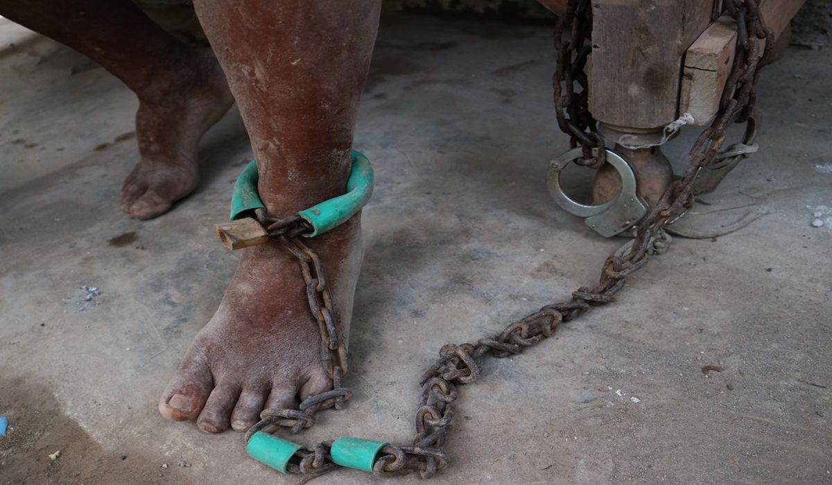 Ilustrasi--Seorang ODGJ dipasung di rumahnya di Kabupaten Jombang, Jawa Timur