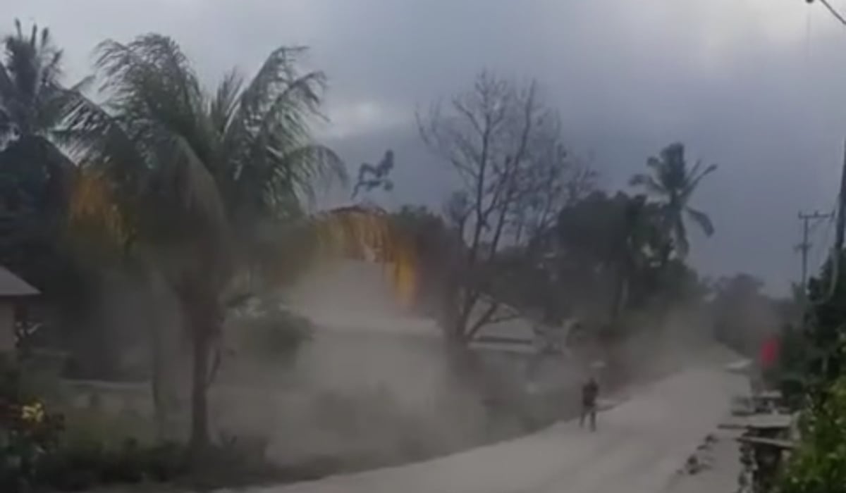 Debu vulkanik tebal tampak memenuhi ruas jalan di desa Desa di Lereng Gunung Lewotobi Laki-Laki.