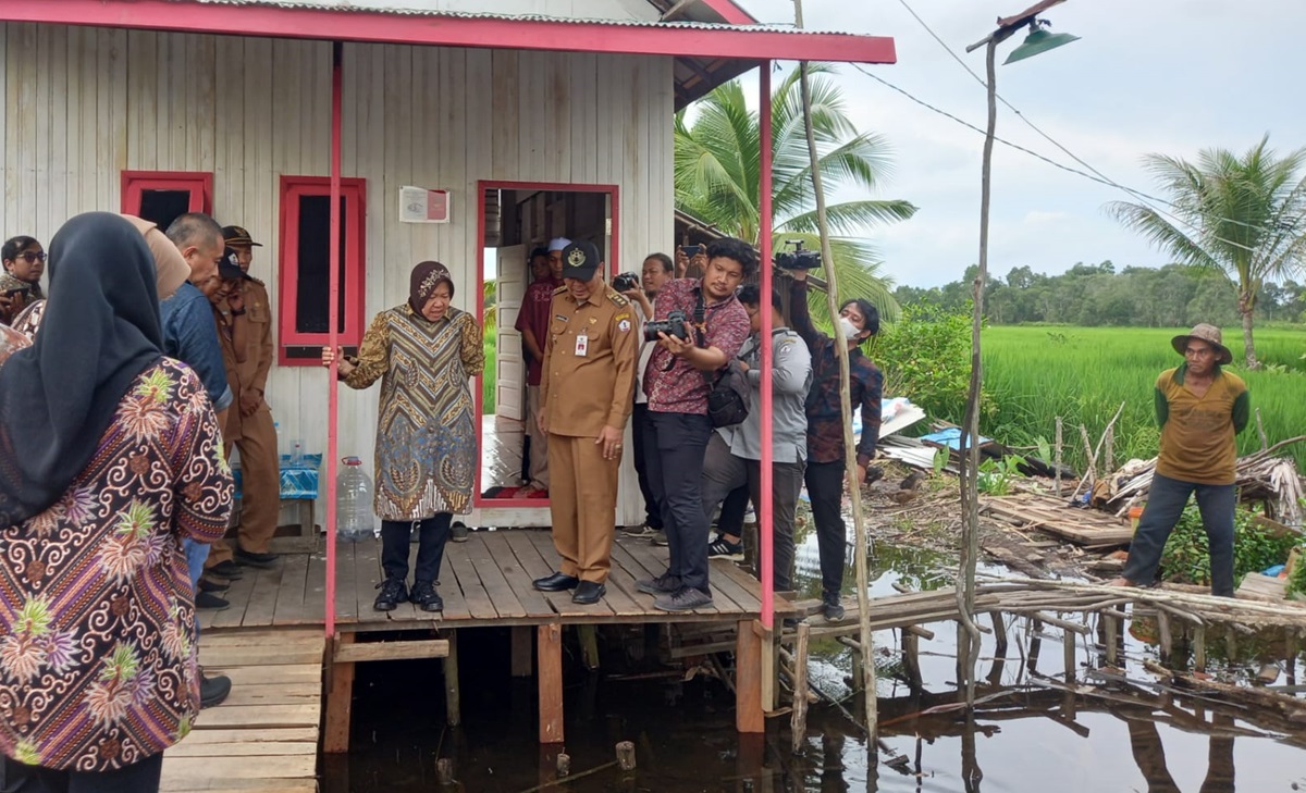 Menteri Sosial RI, Tri Rismaharini, meninjau program bantuan Kemensos di Kabupaten Barito Kuala, Kalimantan Selatan. 