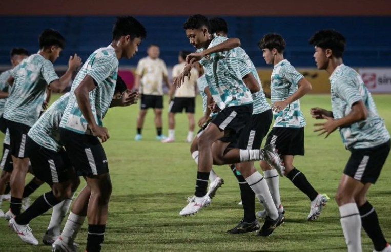 Pesepak bola Timnas Indonesia U-16 mengikuti latihan jelang pertandingan AFF U-16 