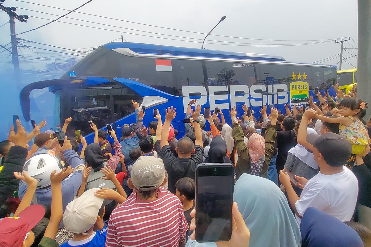 Bobotoh menyambut para pemain Persib Bandung di Jalan Panaris, Padalarang, Kabupaten Bandung Barat, Sabtu (1/6).