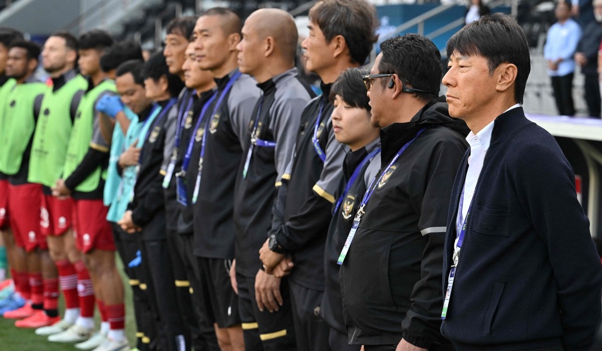 Shin Tae-yong dan official timnas Indonesia.