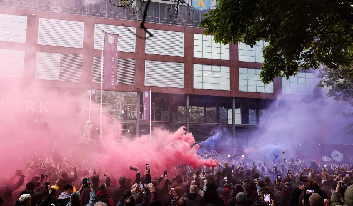 Ilustrasi, para suporter timnas Inggris menyalakan flare.