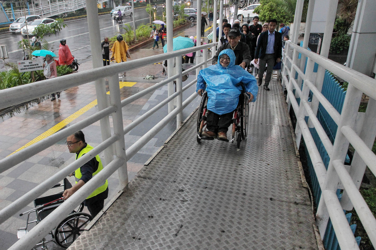Berdasarkan hasil percobaan pemakaian fasilitas tersebut, penyandang disabilitas mengakui kesulitan mengakses jalan dan fasilitas tersebut